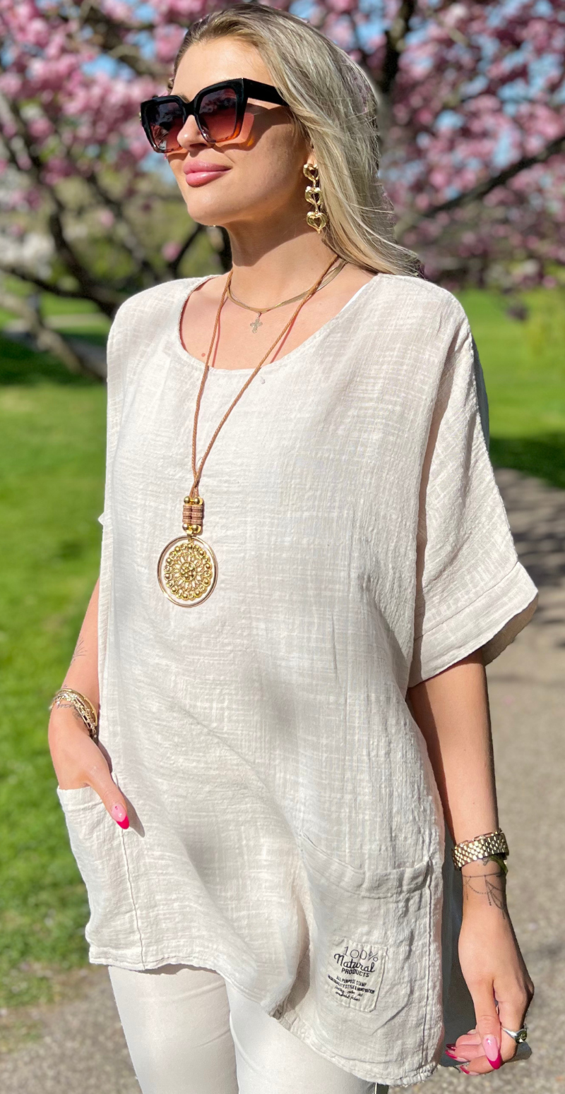 Alexis bluse med vidde, lommer og halskæde beige LikeLondon