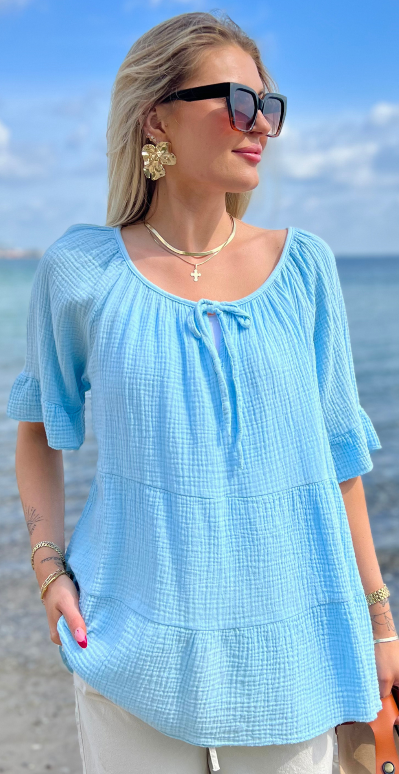 Marilyn bluse med bred halsudskæring og bindebånd sky LikeLondon