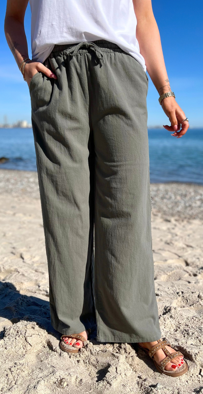 Sally buks med lige ben og lommer khaki Likelondon