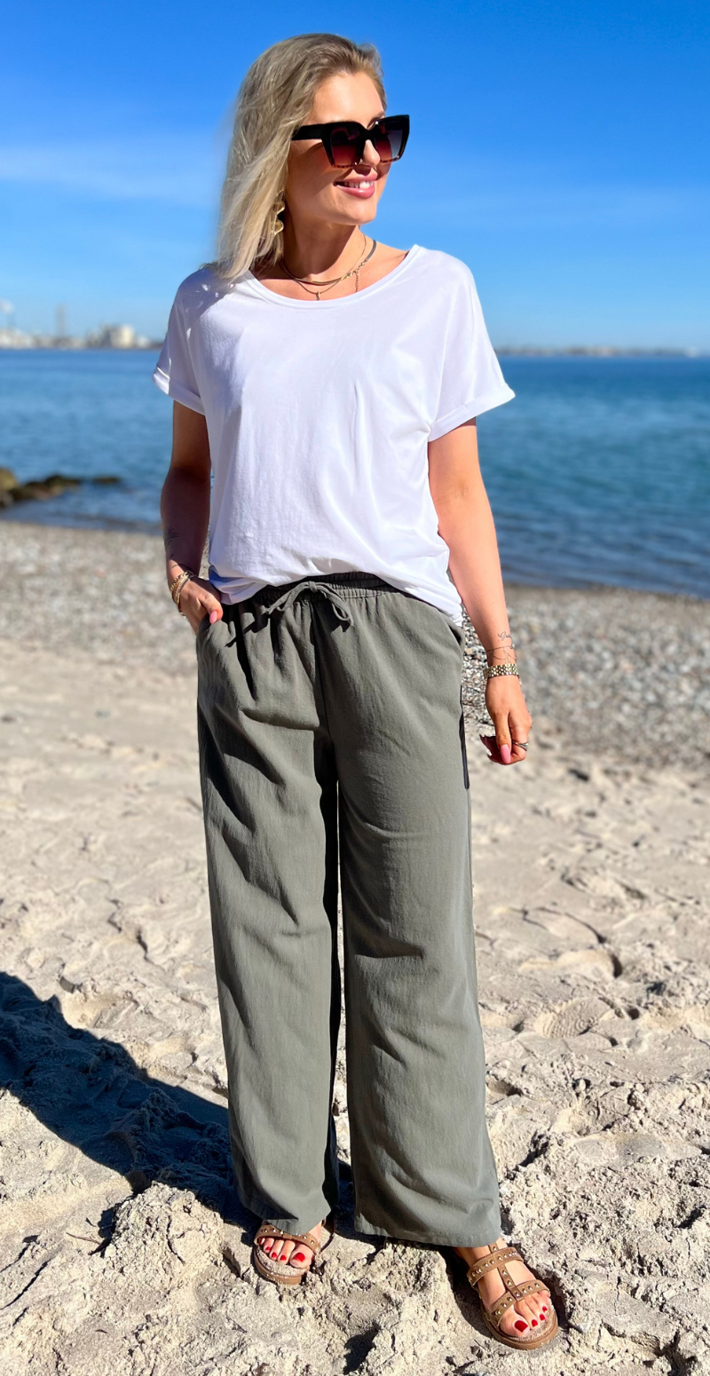 Sally buks med lige ben og lommer khaki Likelondon
