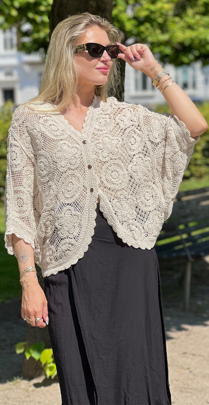 Theresa hæklet cardigan med flagermusærmer og knapper beige LikeLondon