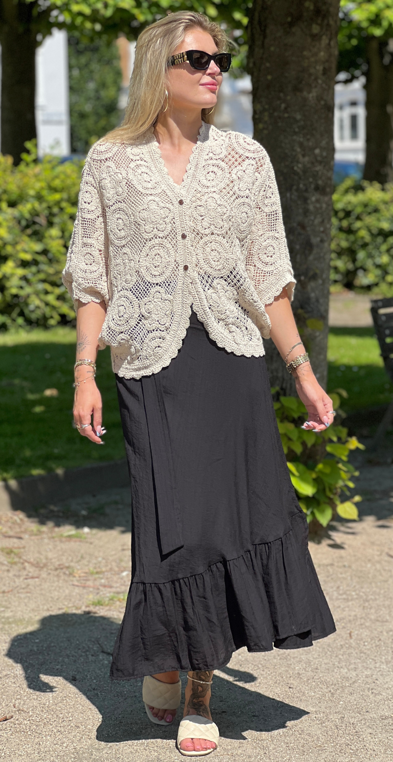 Theresa hæklet cardigan med flagermusærmer og knapper beige LikeLondon