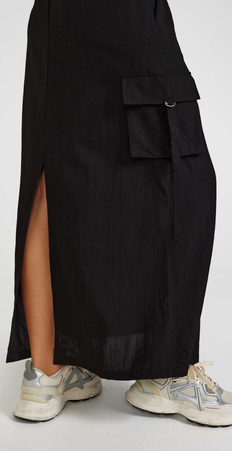 Nederdel med elastik i taljen og lommer på siderne sort modelbilleder bagra med slids