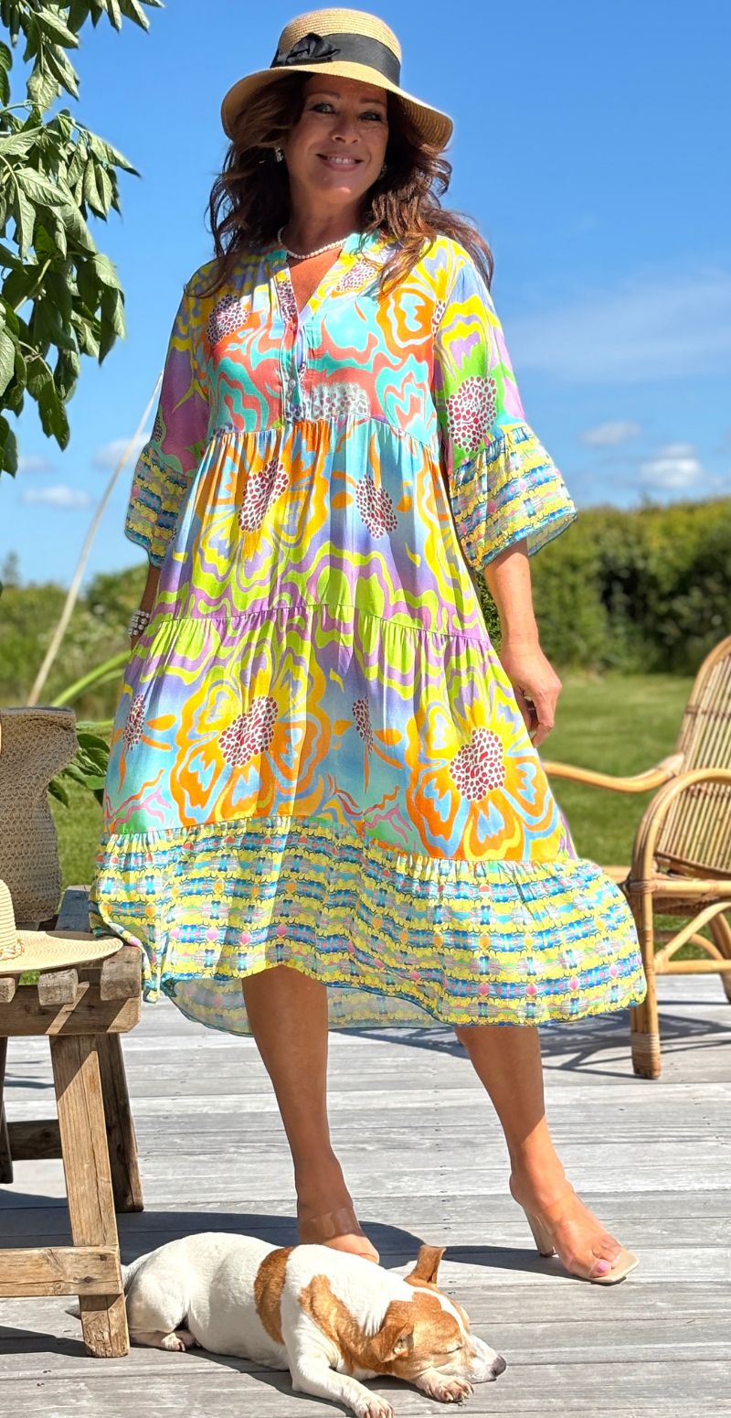 Kammy kjole med store blomster blå LikeLondon