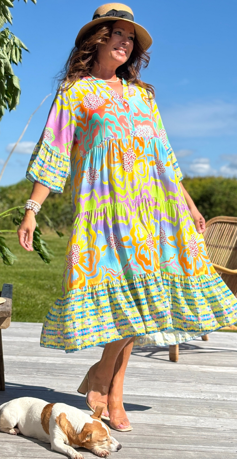 Kammy kjole med store blomster blå LikeLondon