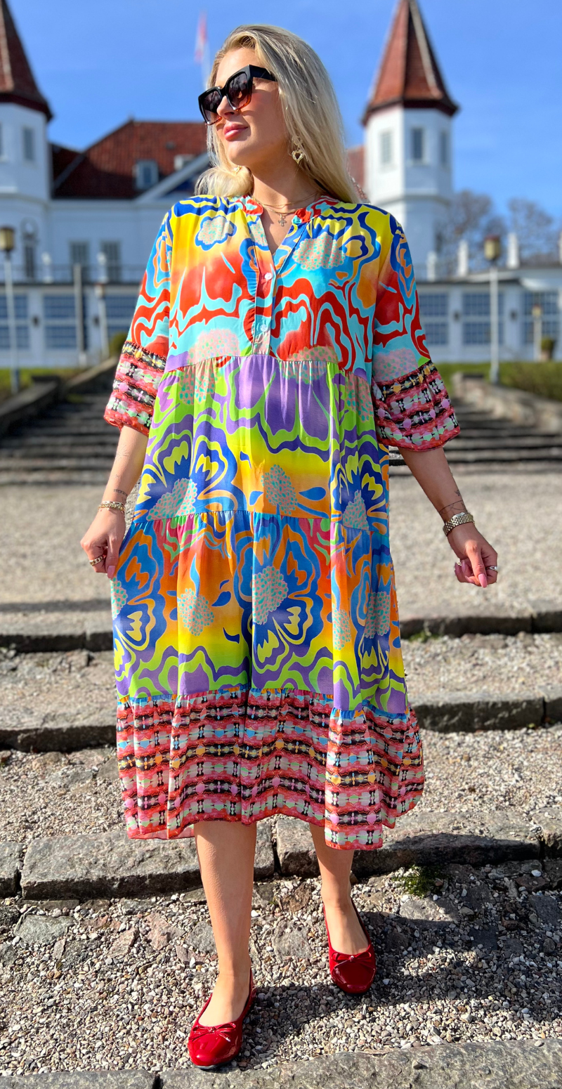 Kammy kjole med store blomster sort LikeLondon