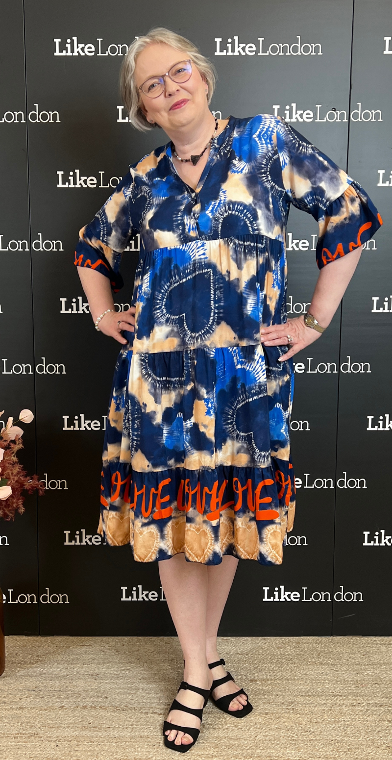 Kammy kjole med tie dye navy LikeLondon