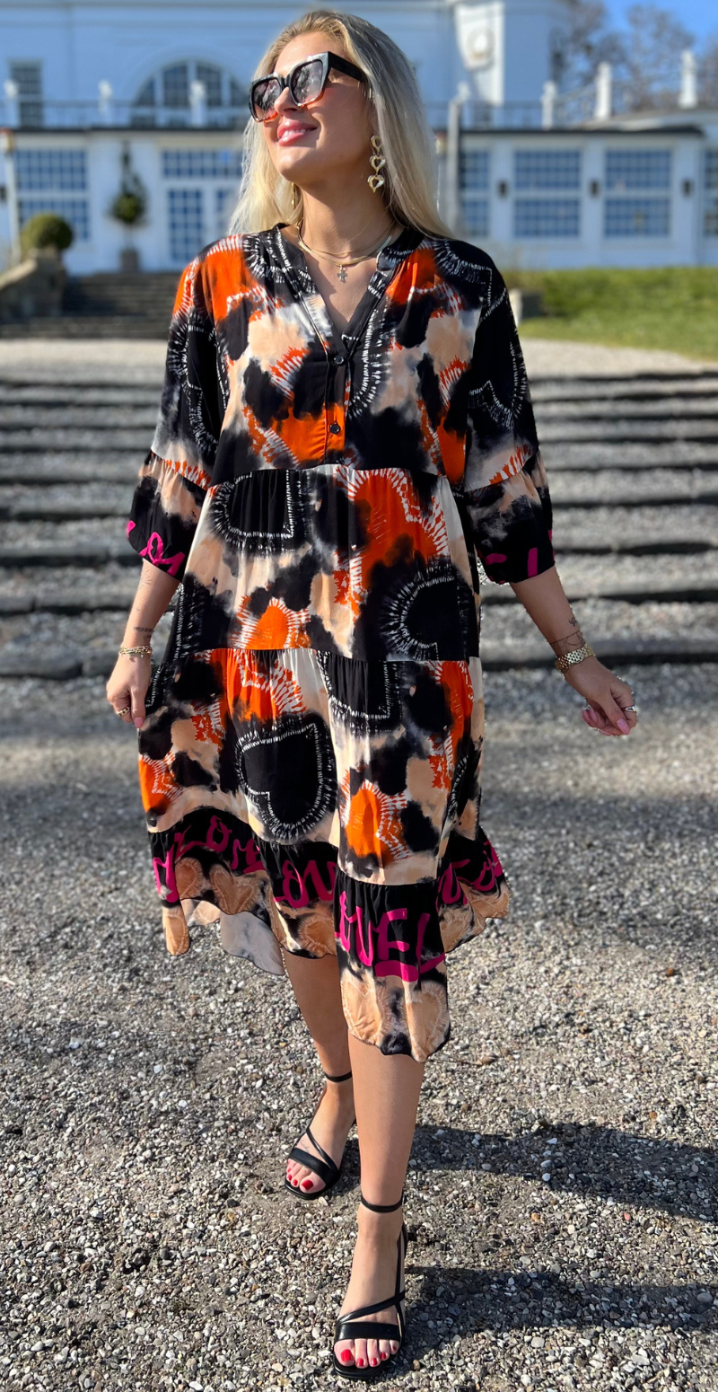 Kammy kjole med tie dye sort LikeLondon