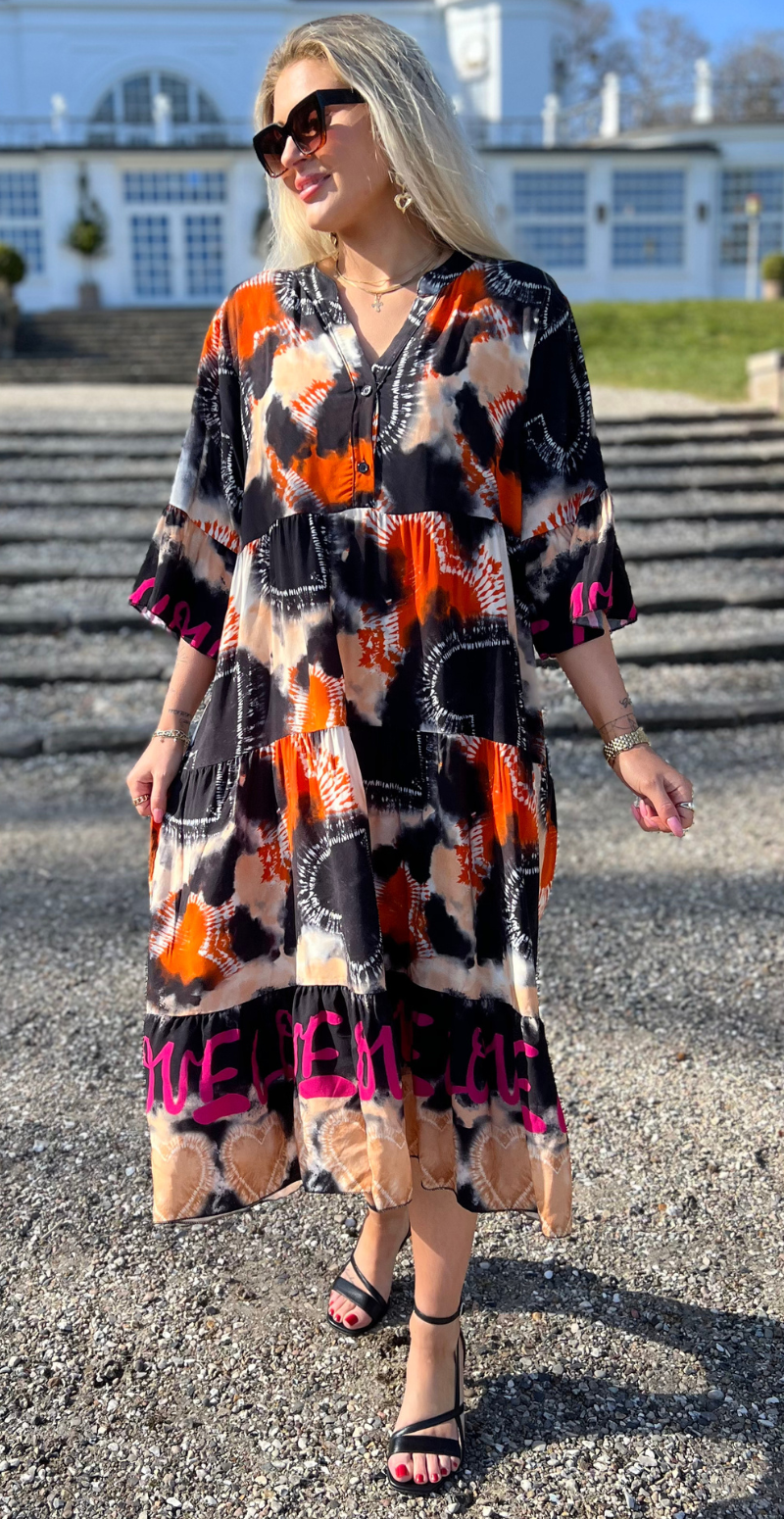 Kammy kjole med tie dye sort LikeLondon
