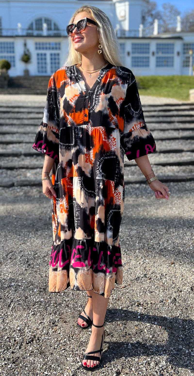 Kammy kjole med tie dye sort LikeLondon