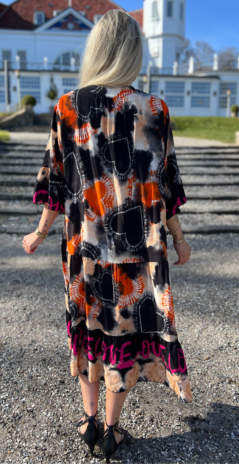 Kammy kjole med tie dye sort LikeLondon