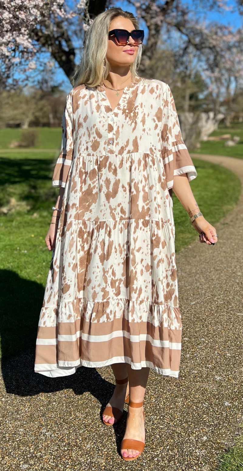 Kammy kjole med malerisk mønster camel LikeLondon