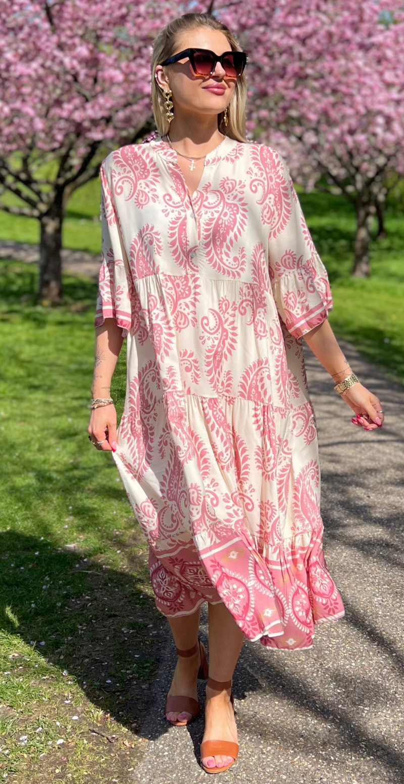 Kammy kjole med paisley mønster og stolpelukning pink LikeLondon