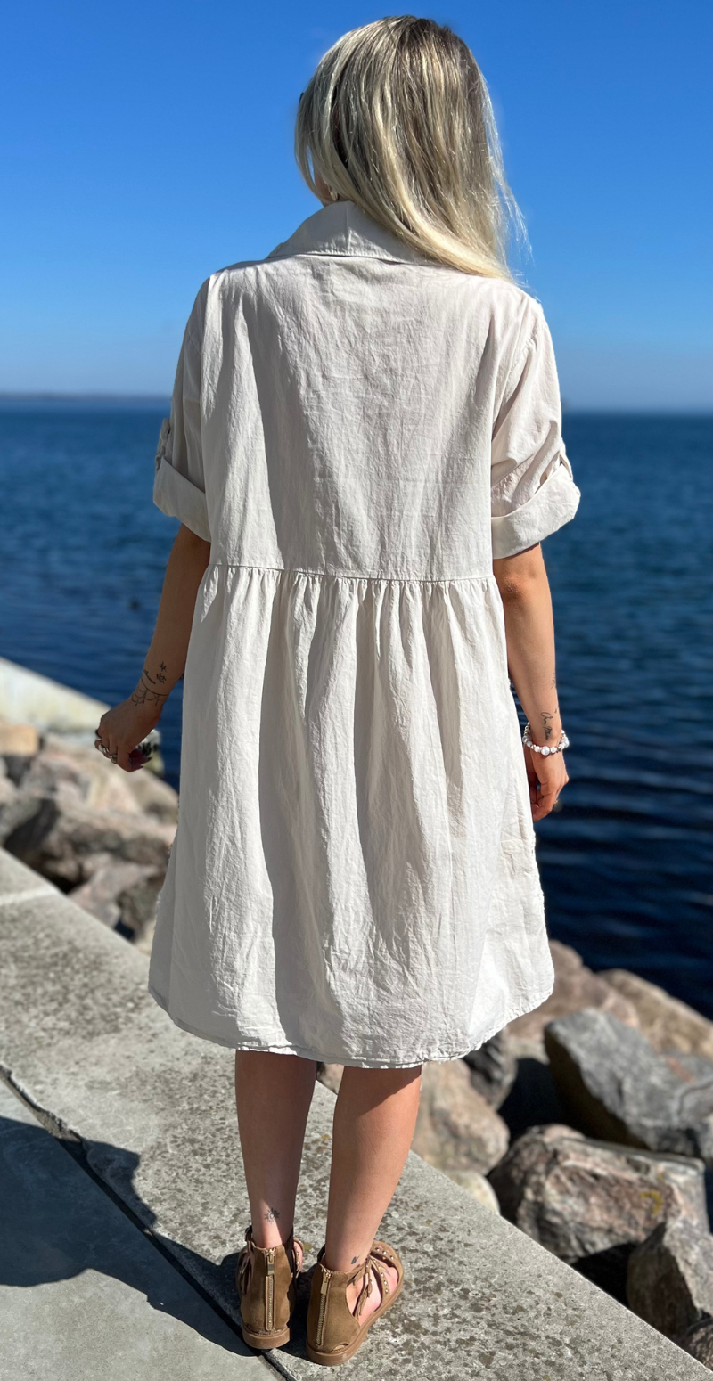 Ylva kjole med krave og broderet paisleymønster beige LikeLondon