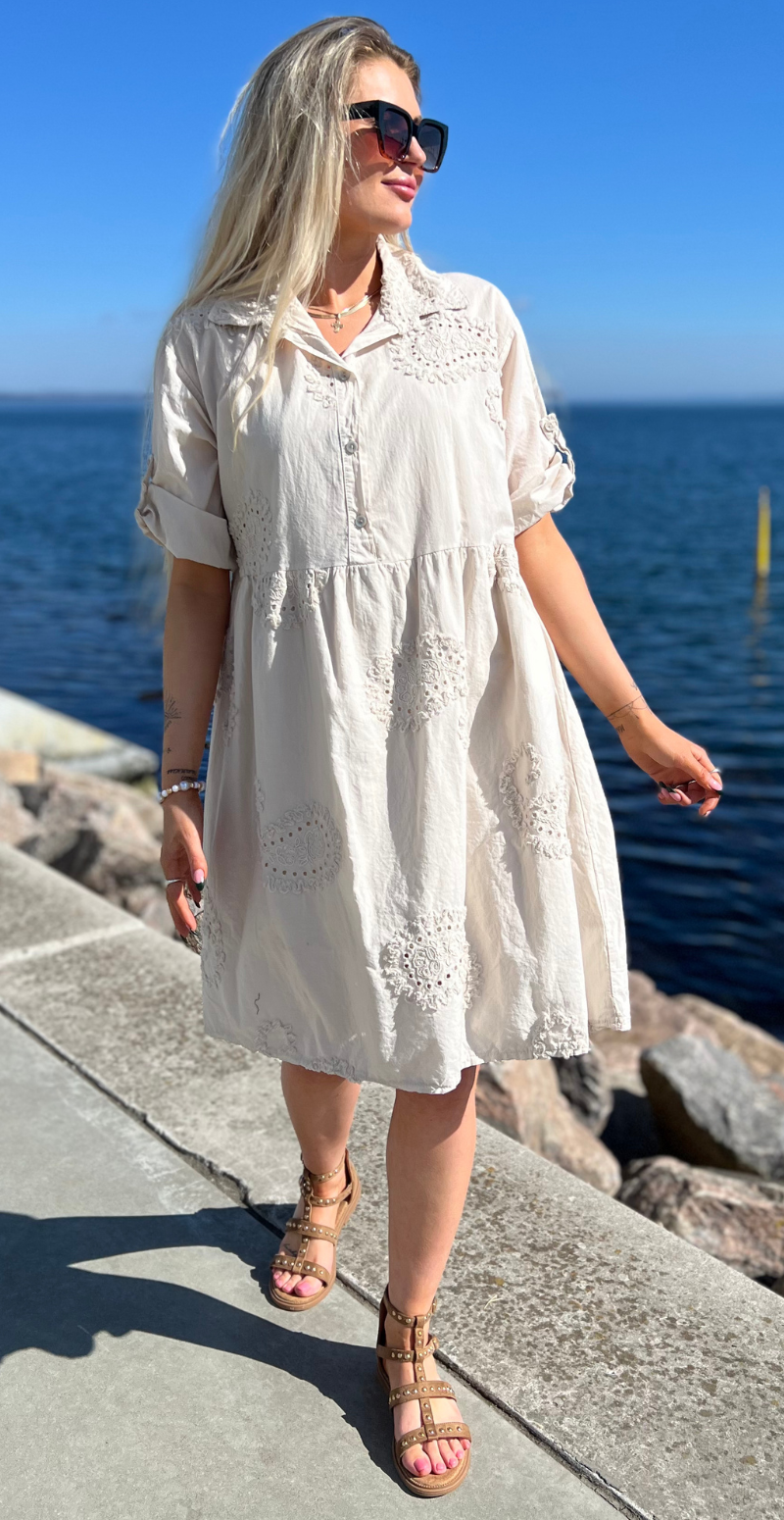 Ylva kjole med krave og broderet paisleymønster beige LikeLondon