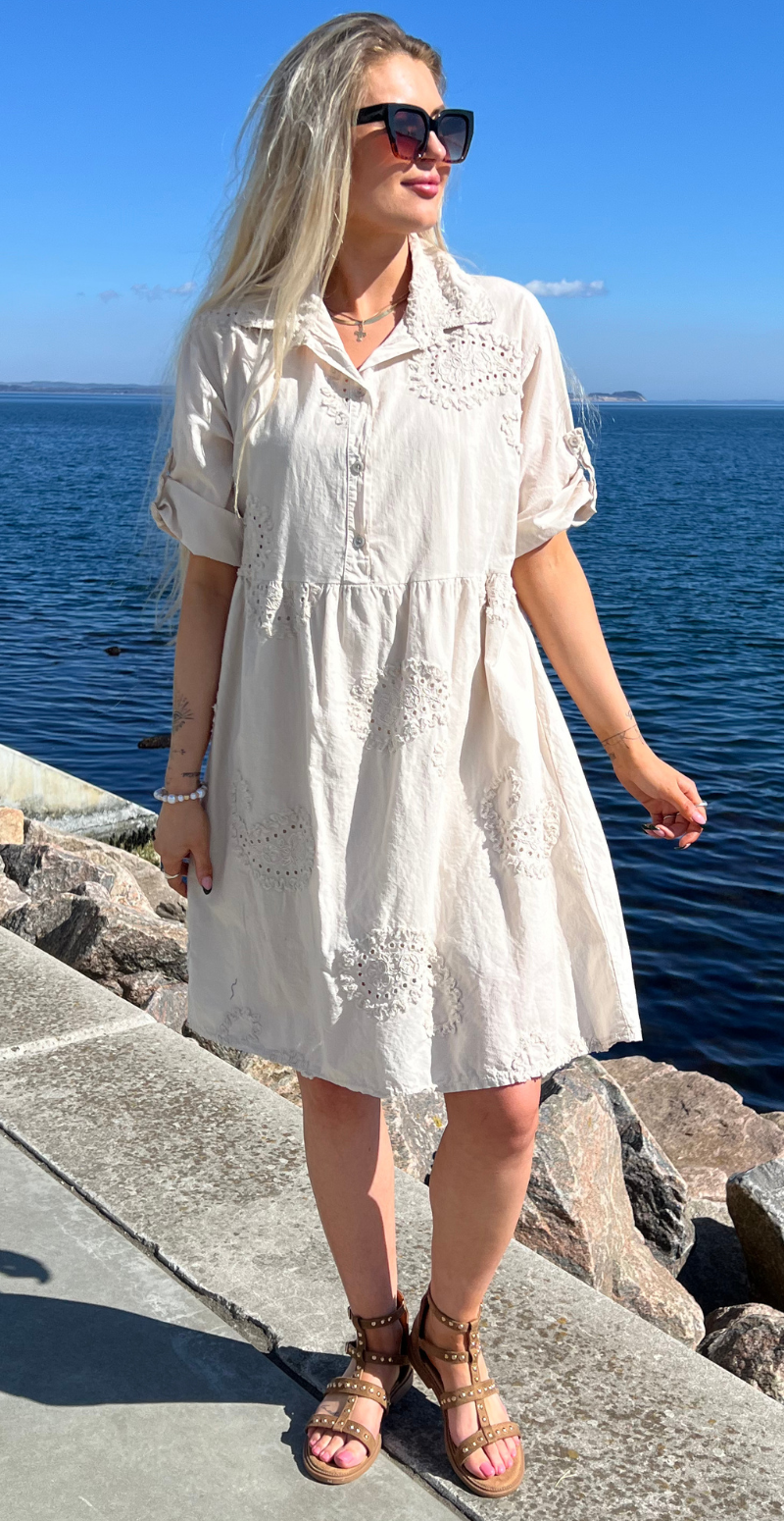 Ylva kjole med krave og broderet paisleymønster beige LikeLondon