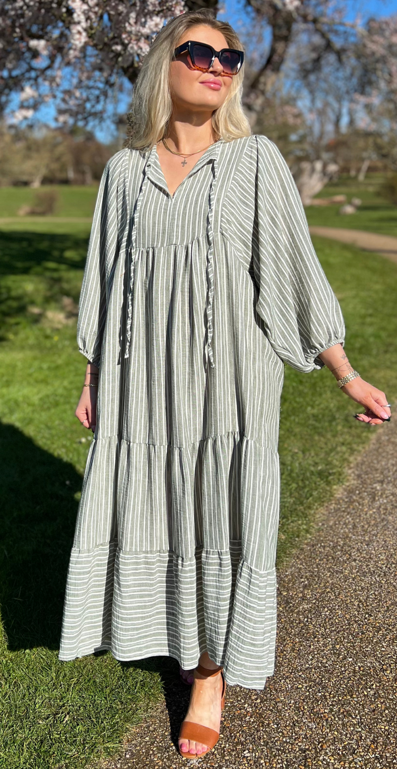 Gry kjole med snørre, vidde og peplum khaki LikeLondon