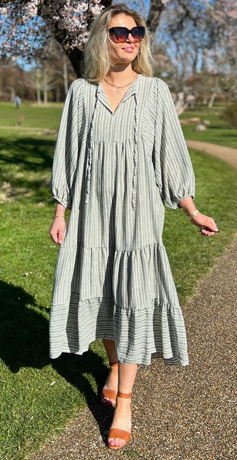 Gry kjole med snørre, vidde og peplum khaki LikeLondon