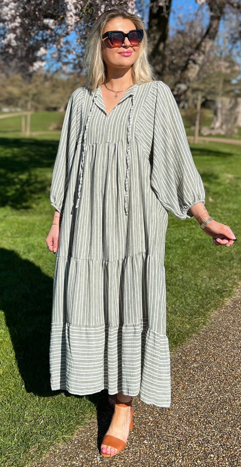 Gry kjole med snørre, vidde og peplum khaki LikeLondon