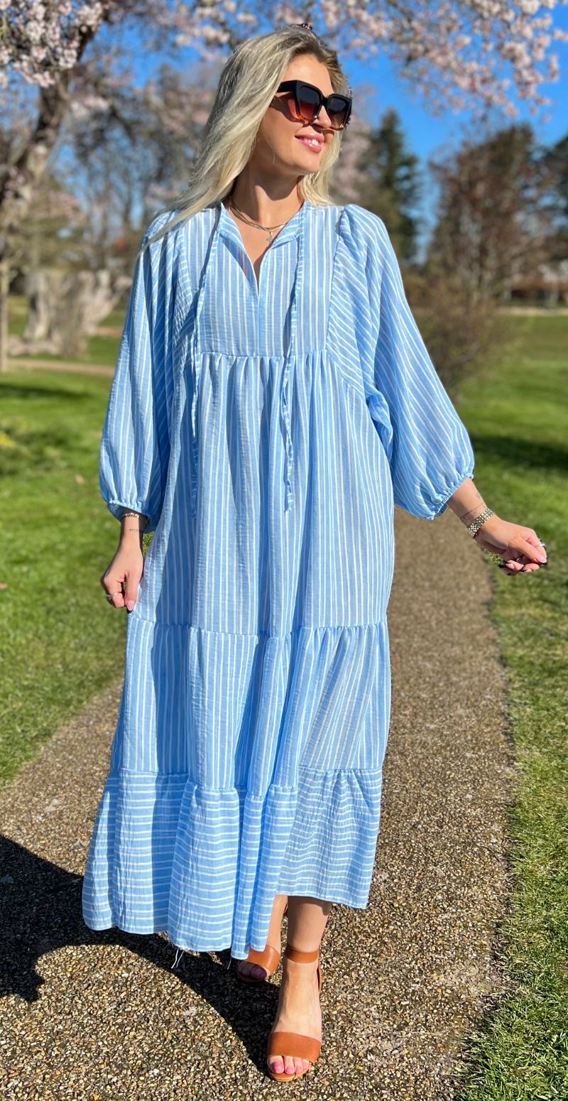 Gry kjole med snørre, vidde og peplum lysblå LikeLondon