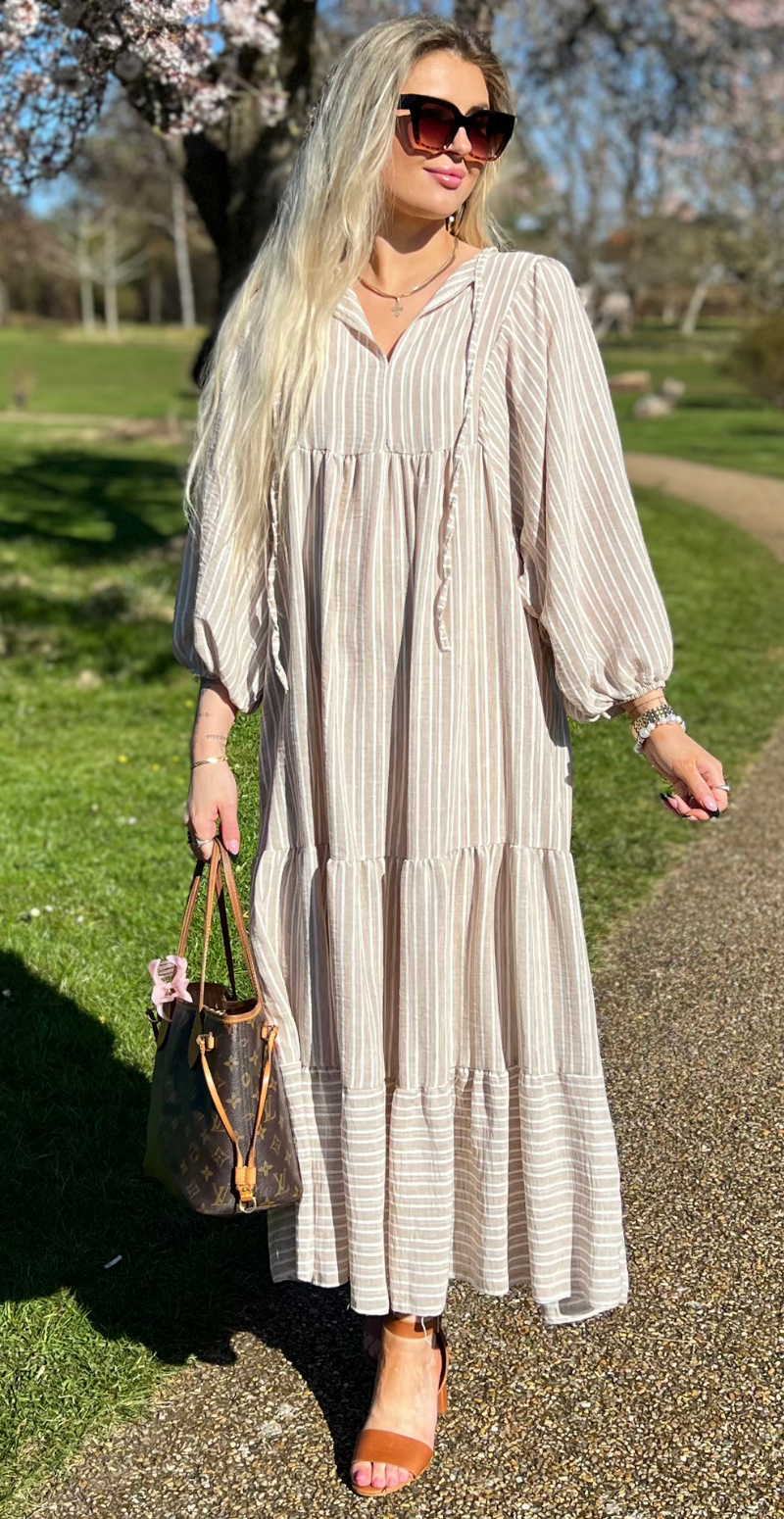 Gry kjole med snørre, vidde og peplum sand LikeLondon