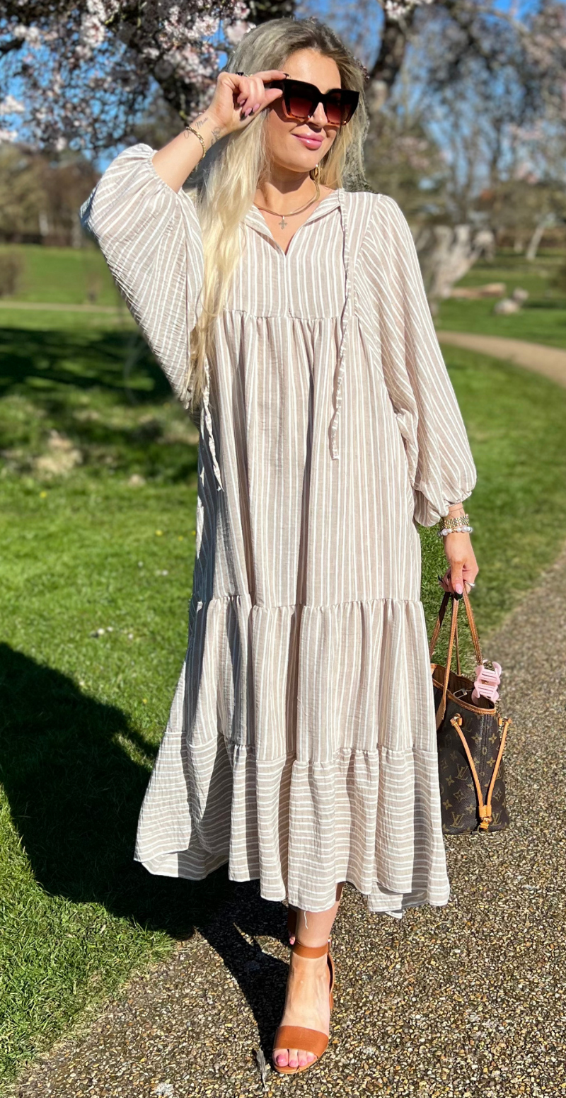 Gry kjole med snørre, vidde og peplum sand LikeLondon