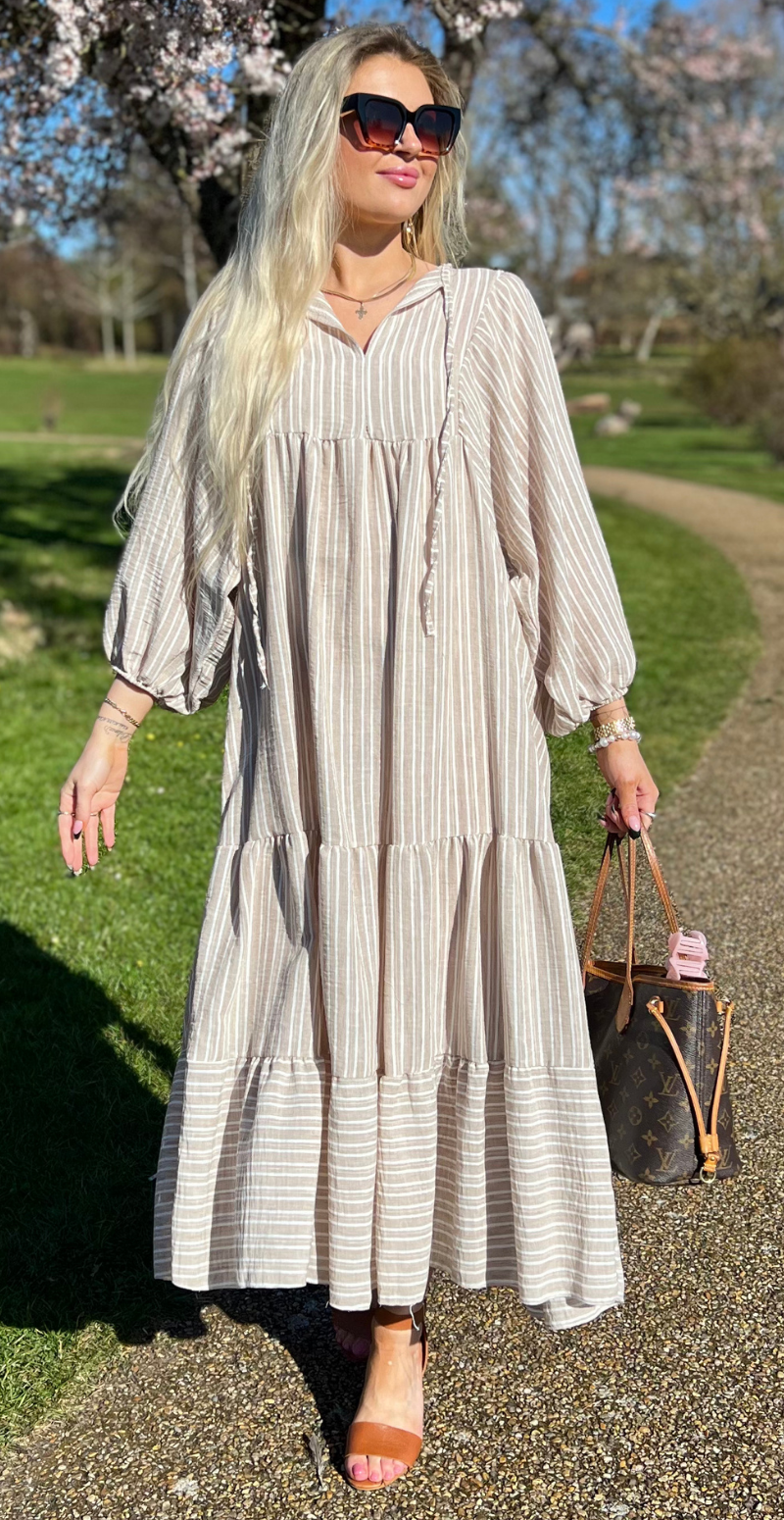 Gry kjole med snørre, vidde og peplum sand LikeLondon