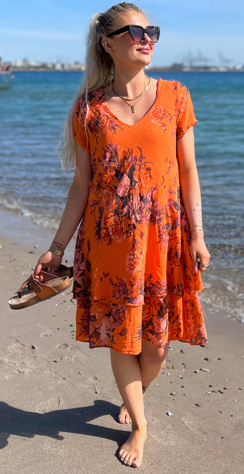 Simone kjole i 2 lag med blomsterprint orange LikeLondon
