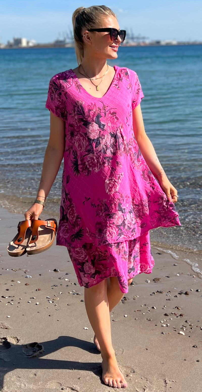 Simone kjole i 2 lag med blomsterprint pink LikeLondon