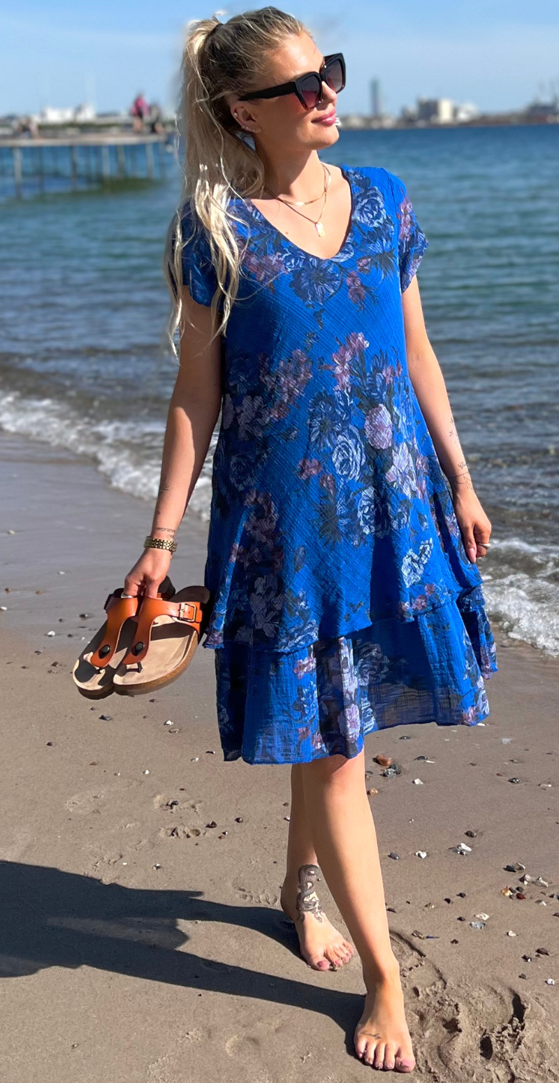 Simone kjole i 2 lag med blomsterprint royal blue LikeLondon