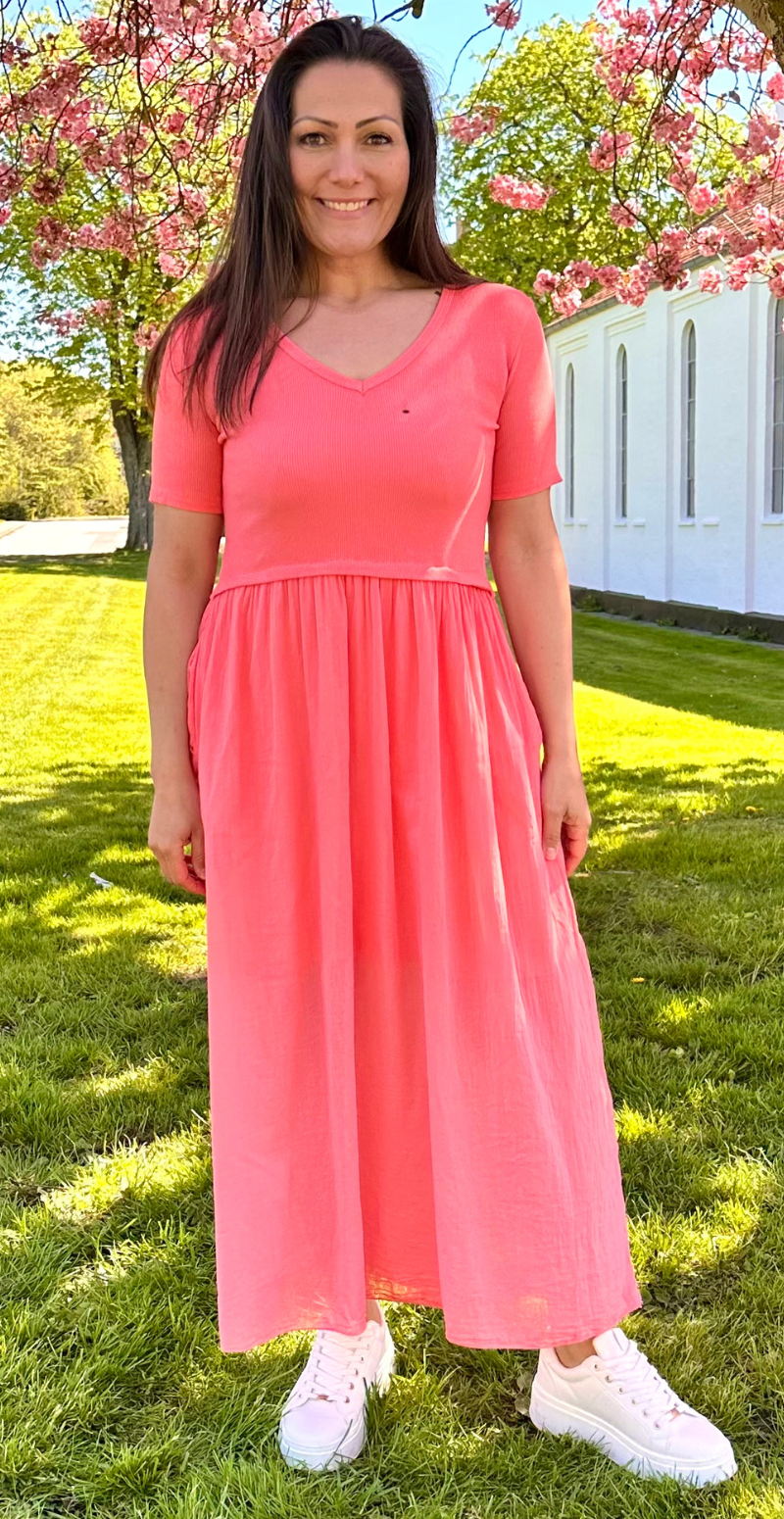 Christiane kjole med V-udskæring og overdel i rib koral LikeLondon by, image size:800x1550