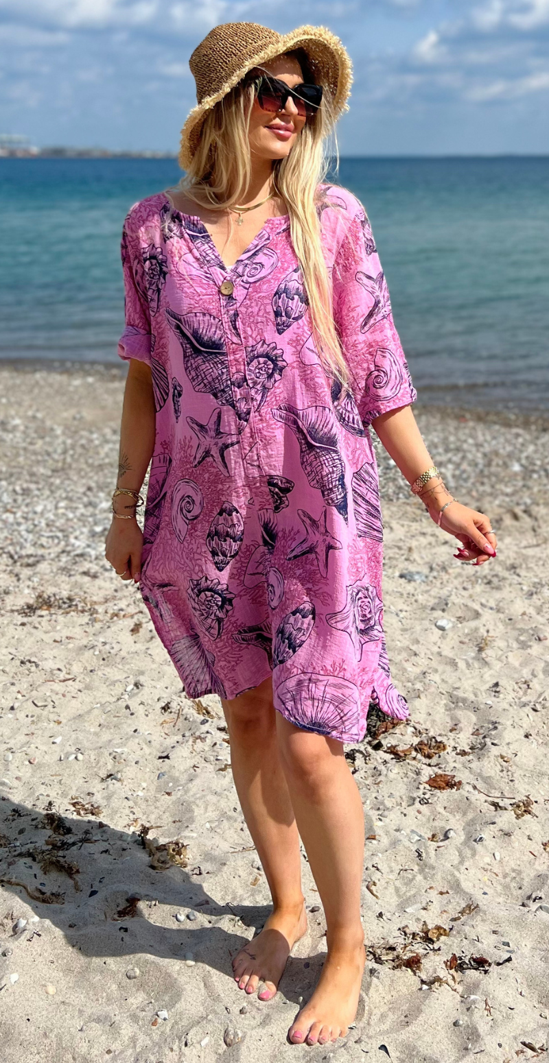 Marissa kjole med træknap og print af muslingeskaller pink LikeLondon