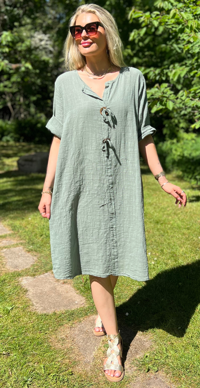 Shirley kjole med træknap og snørre khaki LikeLondon