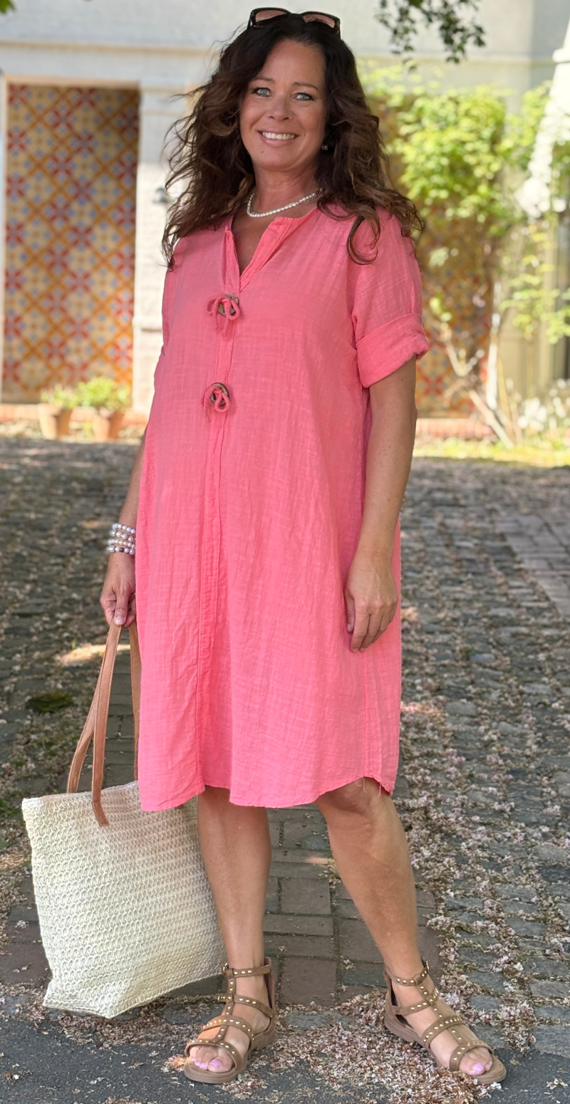 Shirley kjole med træknap og snørre koral LikeLondon