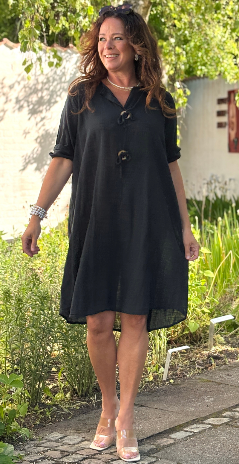 Shirley kjole med træknap og snørre sort LikeLondon