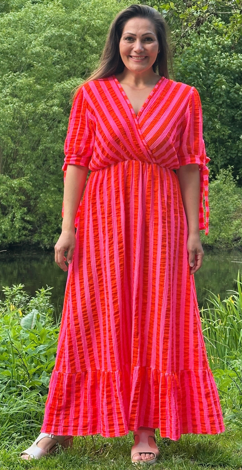 Shop Camilla lang stribet kjole med bindebånd ved ærmerne og peplum Christina