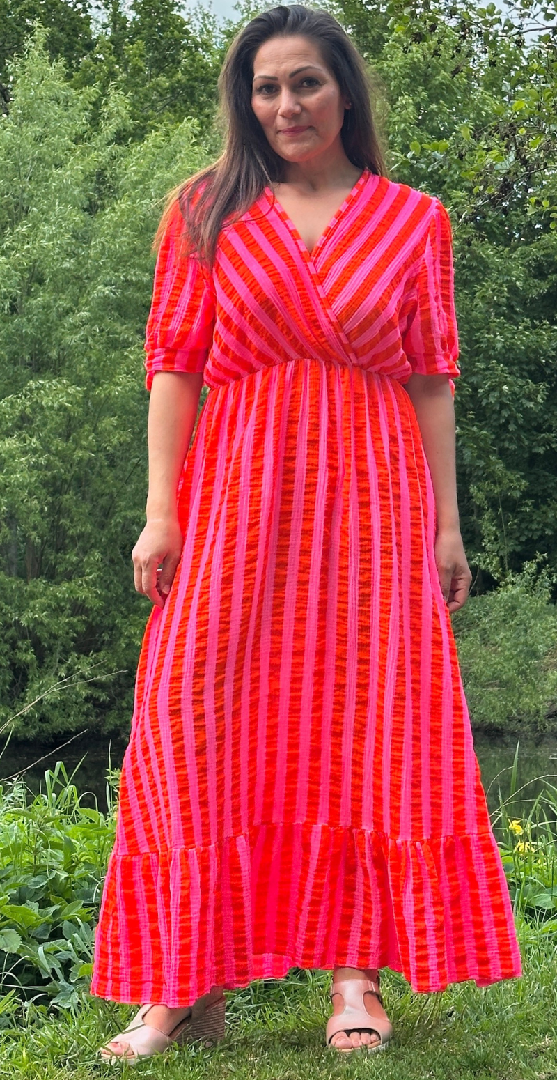 Shop Camilla lang stribet kjole med bindebånd ved ærmerne og peplum Christina