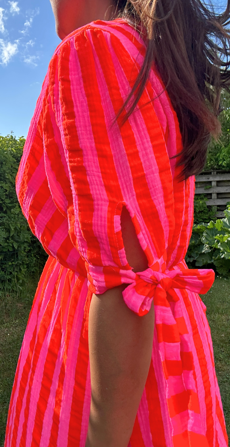 Shop Camilla lang stribet kjole med bindebånd ved ærmerne og peplum Christina