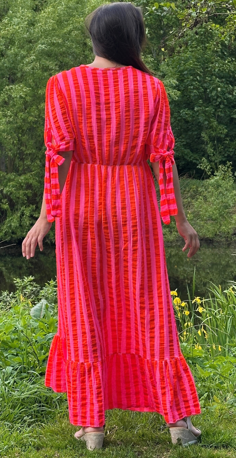 Shop Camilla lang stribet kjole med bindebånd ved ærmerne og peplum Christina