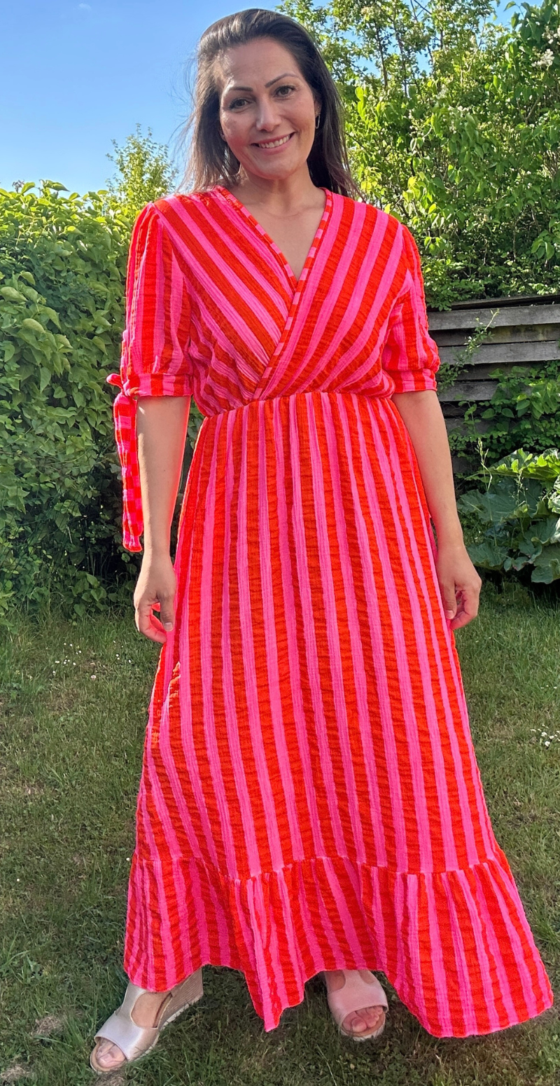 Shop Camilla lang stribet kjole med bindebånd ved ærmerne og peplum Christina