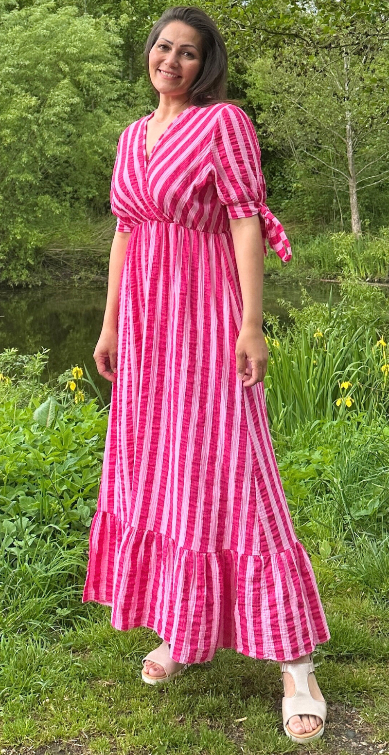 Shop Camilla stribet lang kjole med bindebånd ved ærmerne i pink LikeLondon By Christina