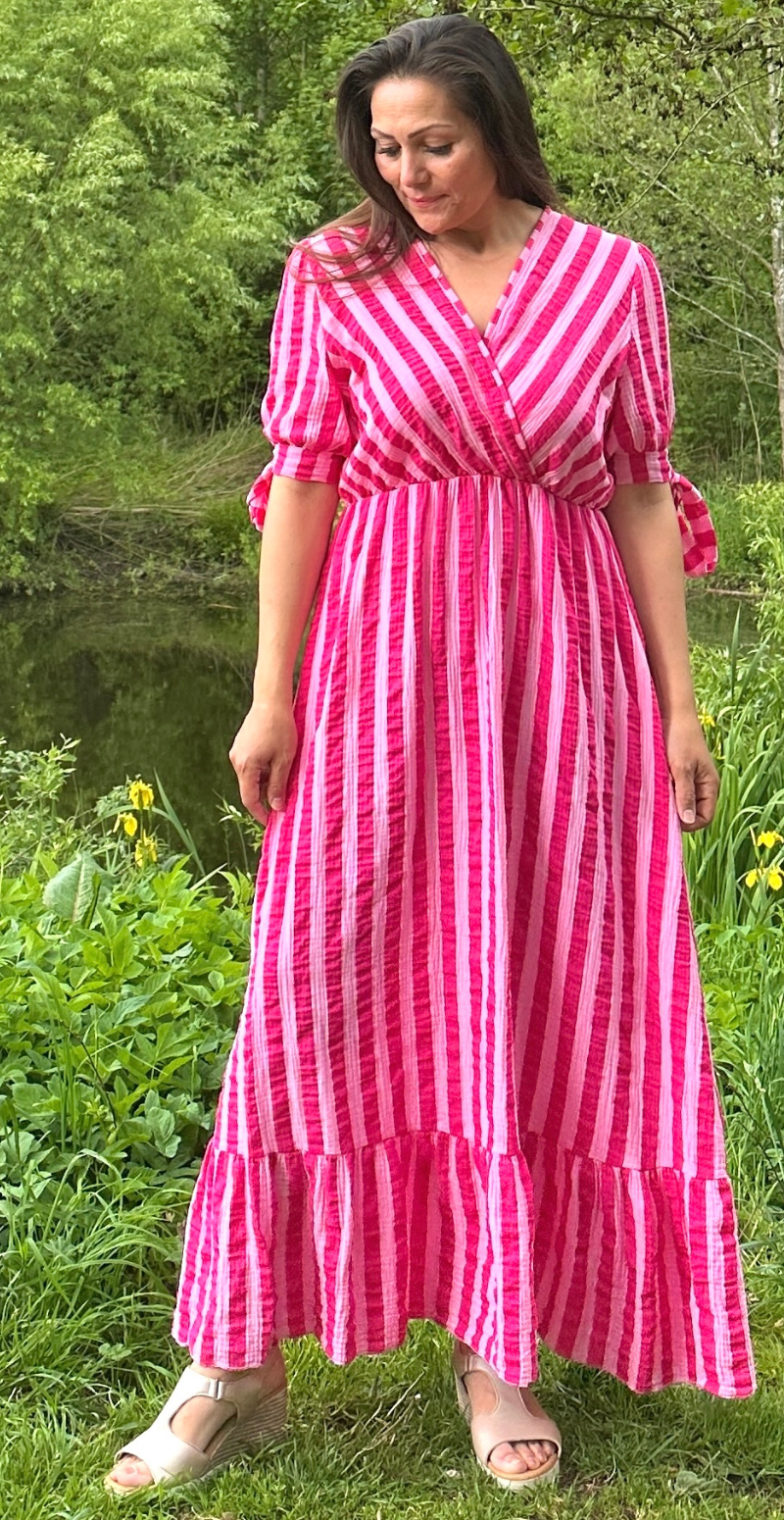 Shop Camilla stribet lang kjole med bindebånd ved ærmerne i pink LikeLondon By Christina