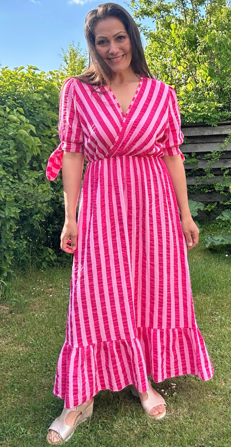 Shop Camilla stribet lang kjole med bindebånd ved ærmerne i pink LikeLondon By Christina