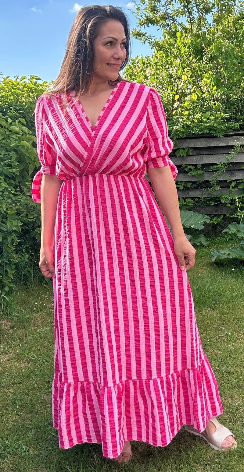 Shop Camilla stribet lang kjole med bindebånd ved ærmerne i pink LikeLondon By Christina