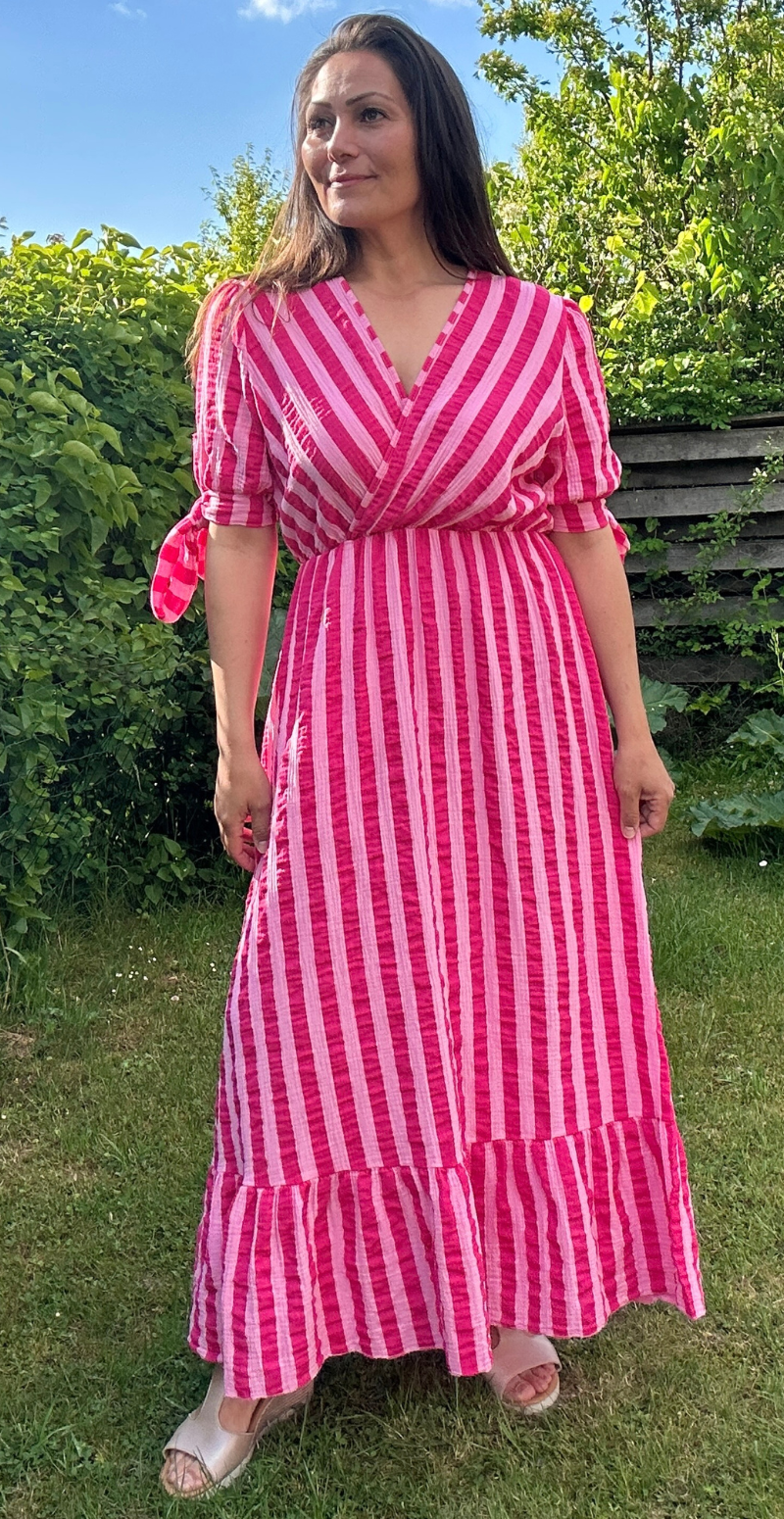 Shop Camilla stribet lang kjole med bindebånd ved ærmerne i pink LikeLondon By Christina