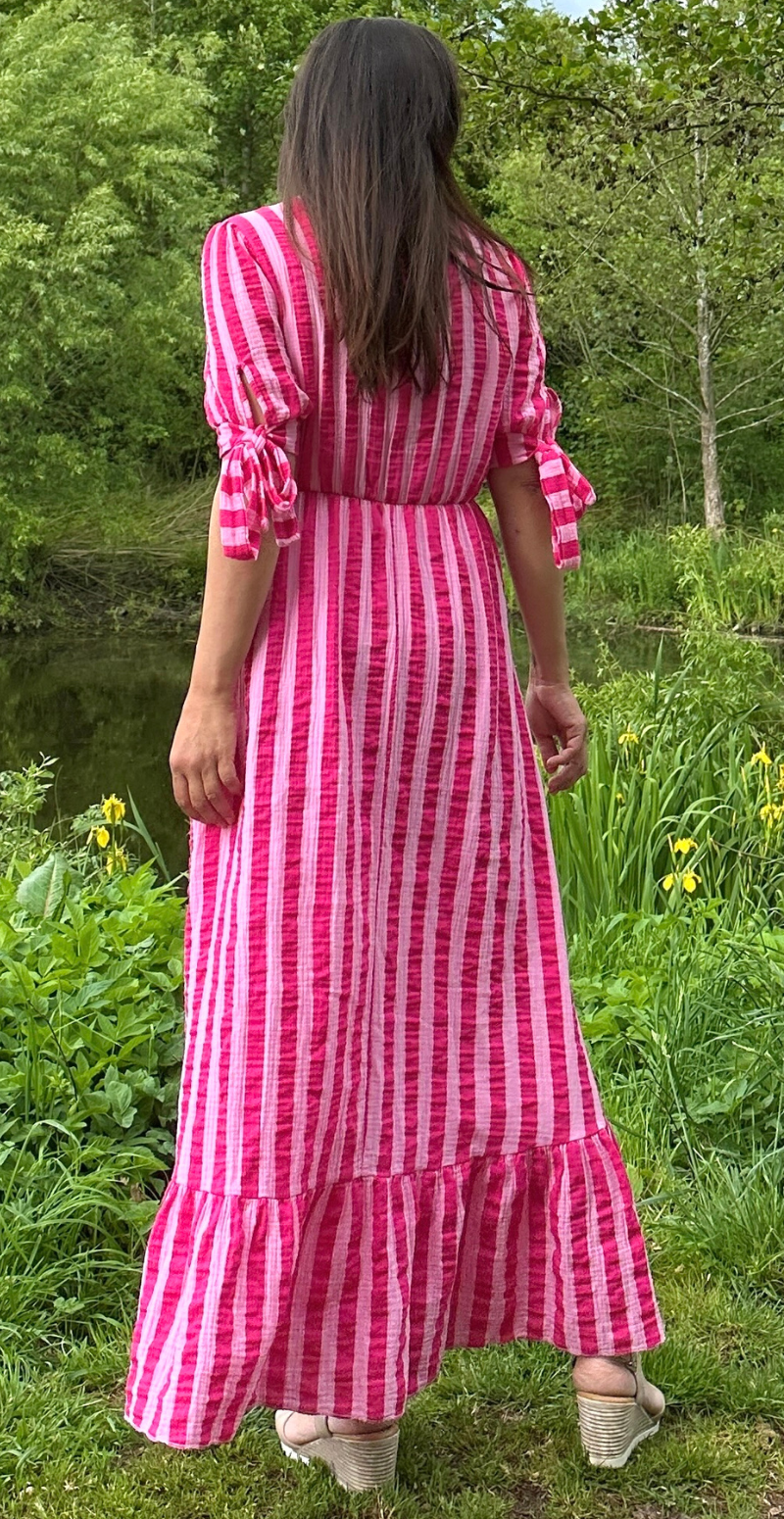 Shop Camilla stribet lang kjole med bindebånd ved ærmerne i pink LikeLondon By Christina