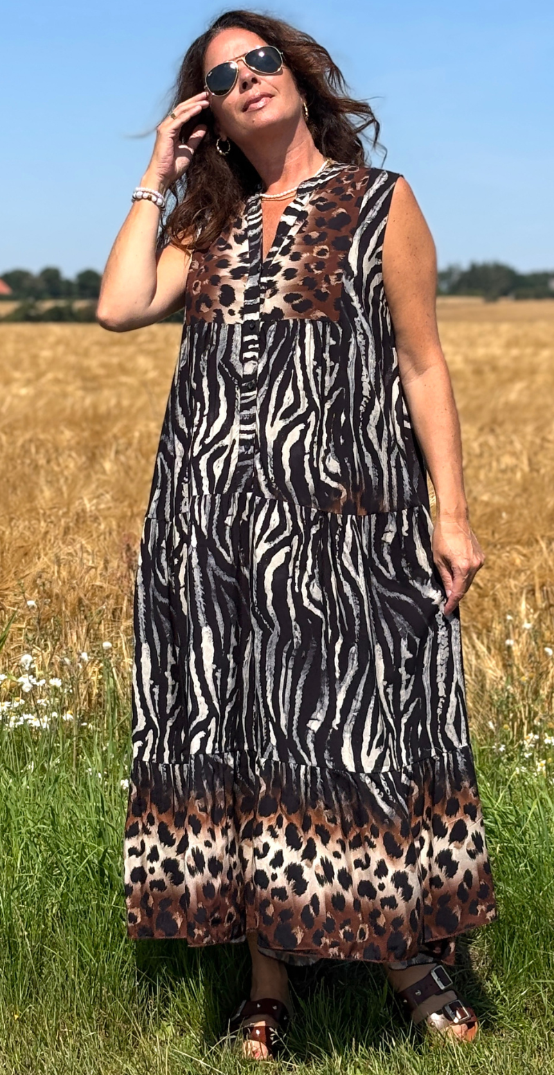 Alta kjole med dyreprint og peplum sort LikeLondon