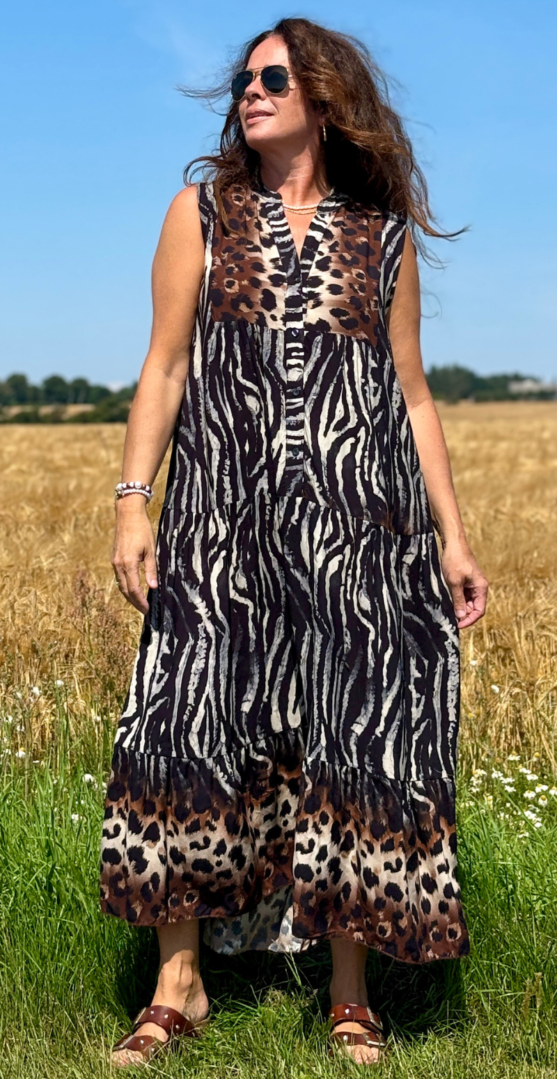 Alta kjole med dyreprint og peplum sort LikeLondon