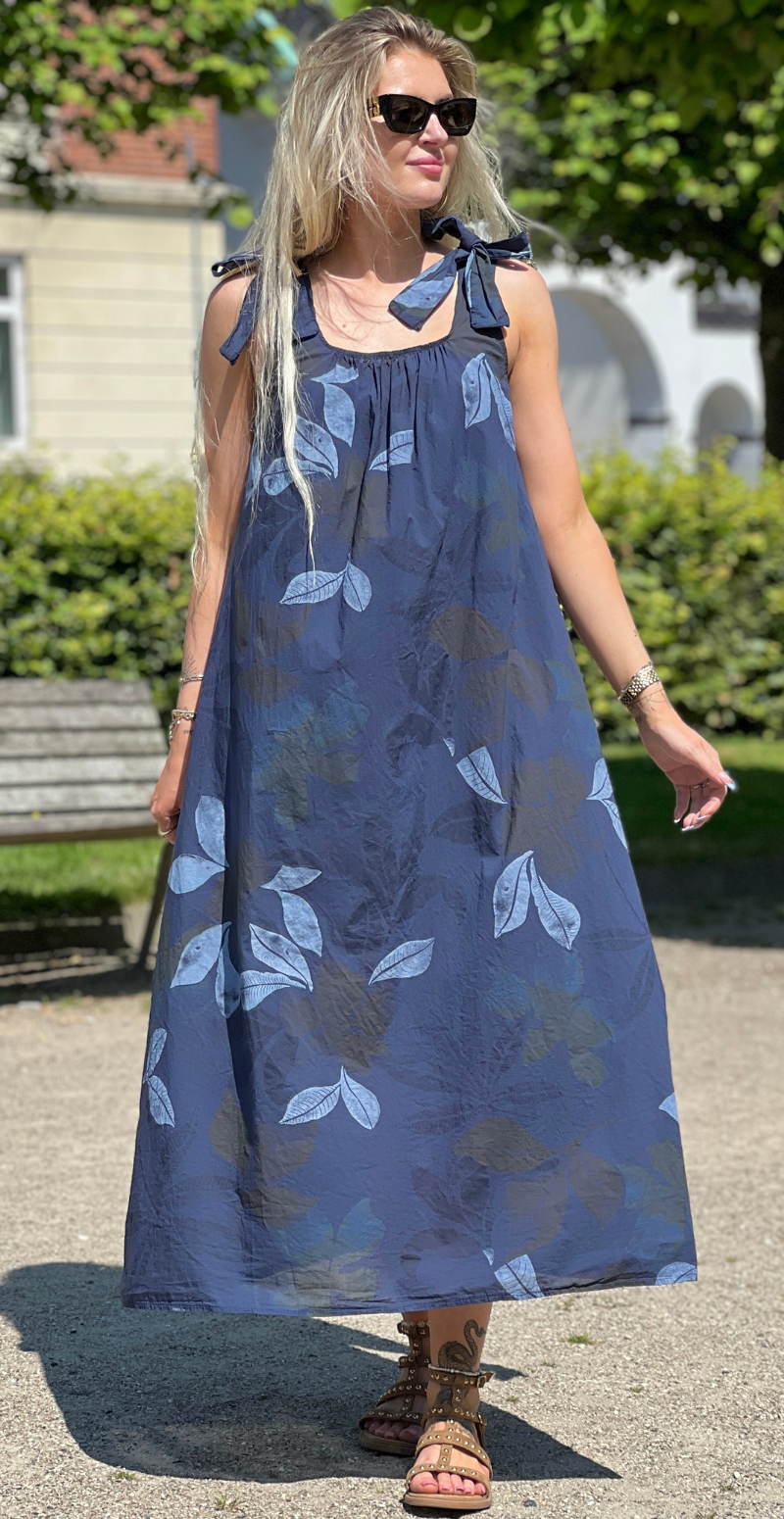 Magda kjole med sløjfestropper og blomster navy LikeLondon