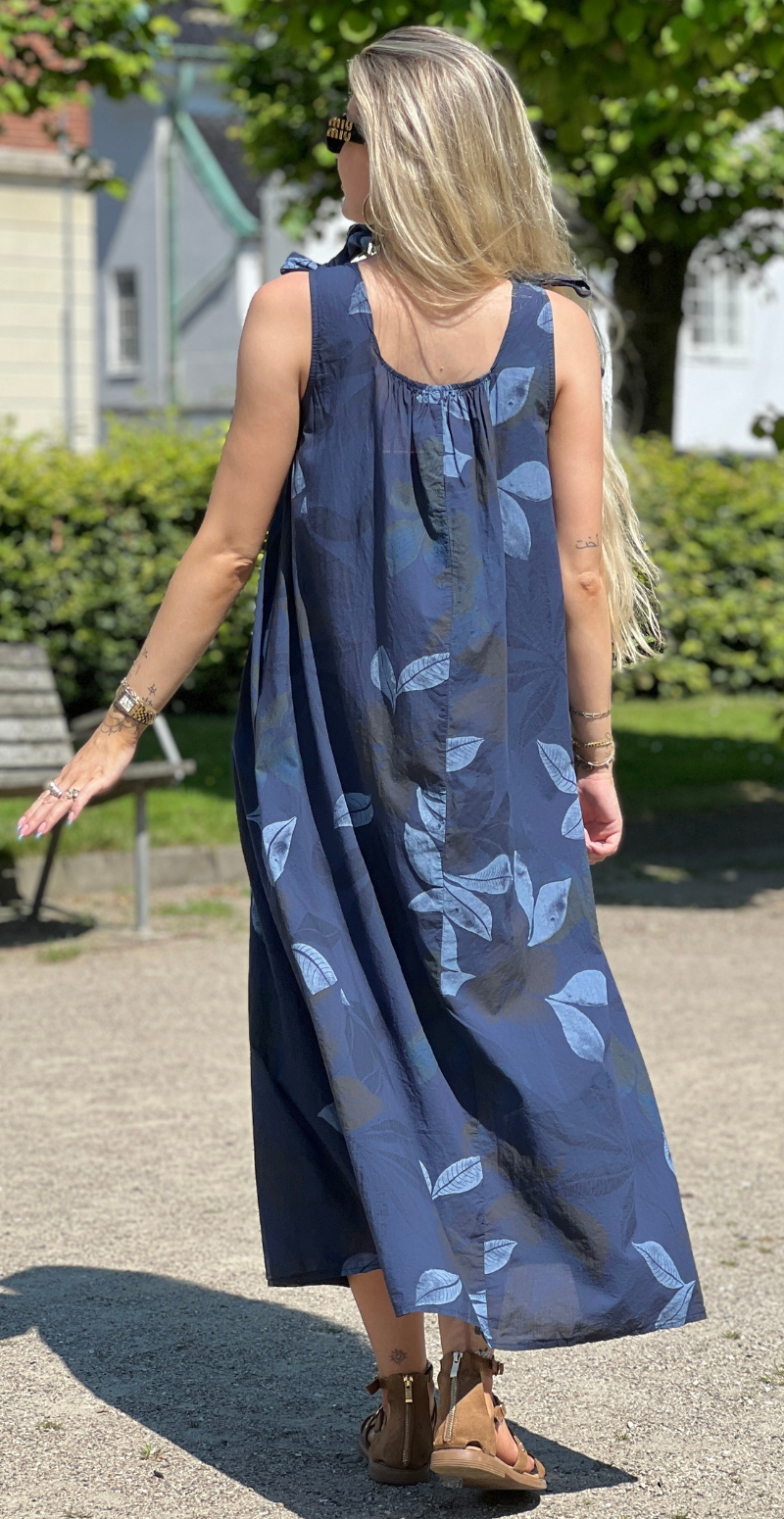 Magda kjole med sløjfestropper og blomster navy LikeLondon